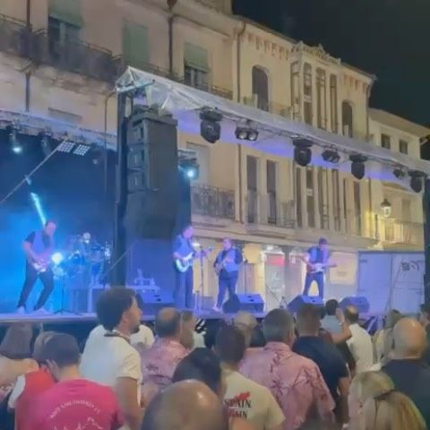 Concierto de Tres de Picas en la Plaza Mayor con público disfrutando
