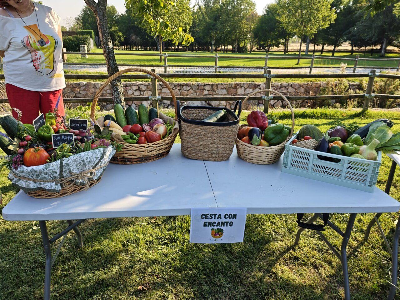 Cestas con verduras frescas en un concurso de huertos