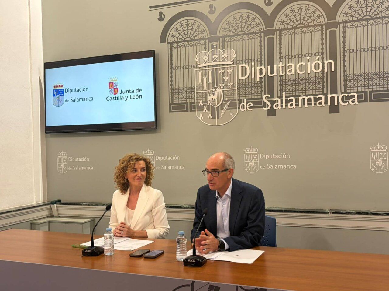 Reunión sobre ayudas para colegios en Salamanca con representantes de la Junta y Diputación.