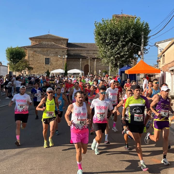 Corredores participando en el Cross La Rubialada en Parada de Rubiales