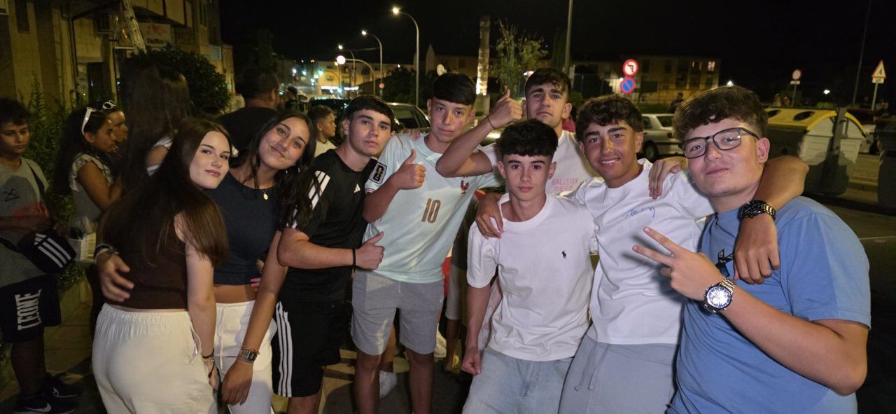 Grupo de jóvenes celebrando la cuelga de banderines en Villamayor