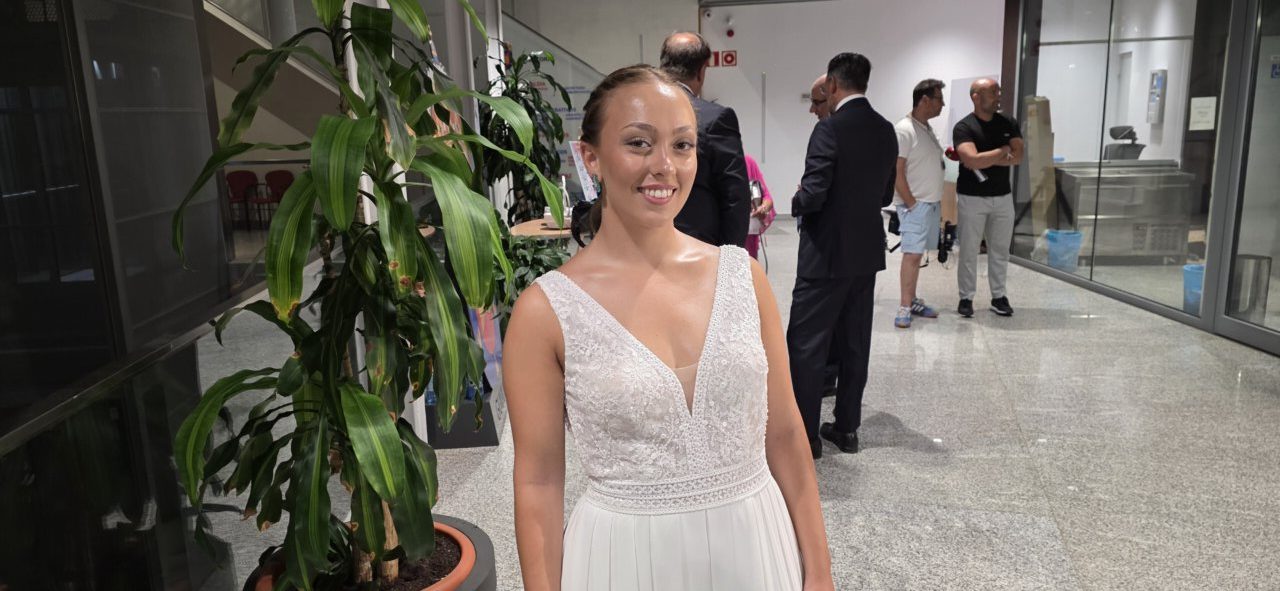 Una joven vestida de blanco sonríe en la presentación de las Damas de las Fiestas en Guijuelo.