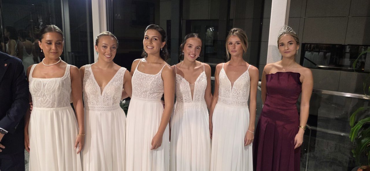 Damas de las fiestas de Guijuelo posando en un evento
