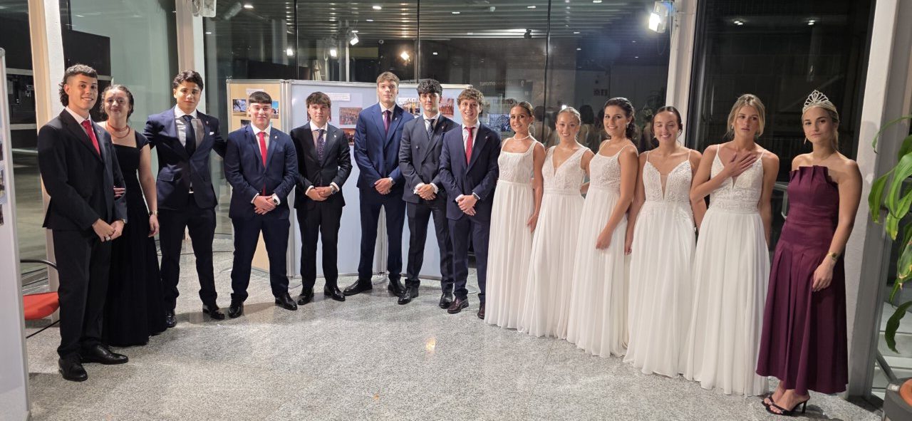 Grupo de jóvenes damas de las fiestas de Guijuelo en un evento