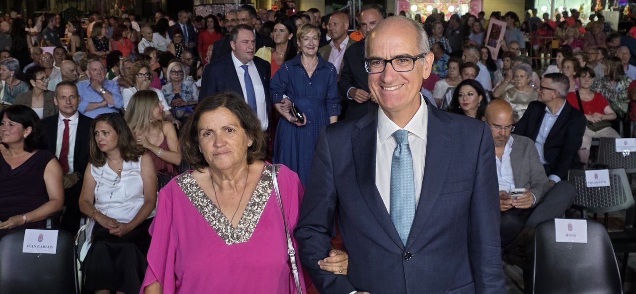 Presentación de las Damas de las Fiestas de Guijuelo en un evento
