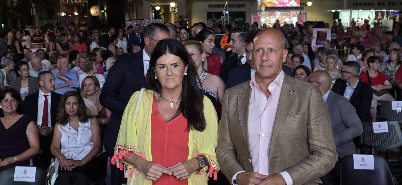 Presentación de las Damas de las Fiestas en Guijuelo con público asistente