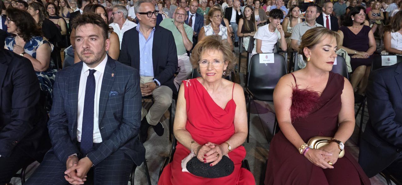Damas de las fiestas de Guijuelo sentadas en un evento festivo