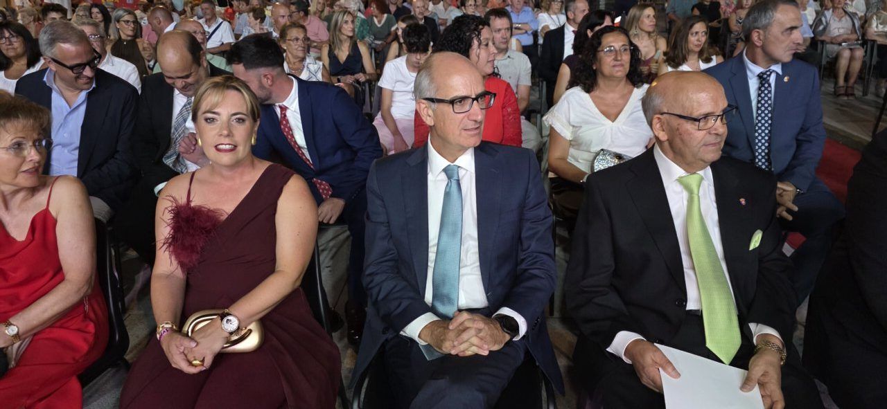 Presentación de las Damas de las Fiestas en Guijuelo con asistentes en el evento.