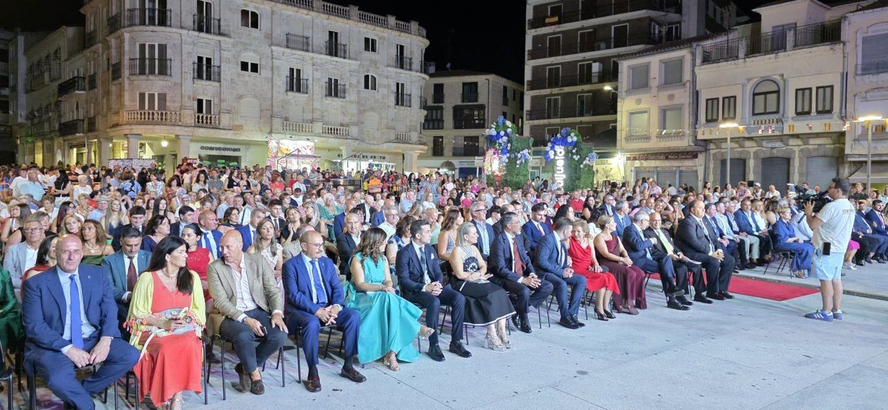 Presentación de las Damas de las Fiestas en Guijuelo con gran asistencia.