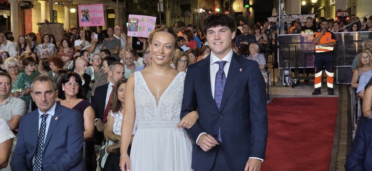 Damas de las fiestas de Guijuelo en una presentación con público
