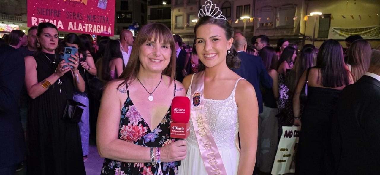 Dos mujeres sonrientes en la presentación de las Damas de las Fiestas de Guijuelo.