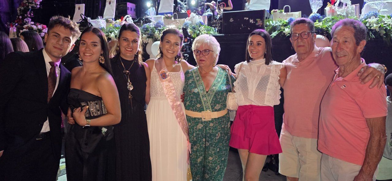 Grupo de personas durante la presentación de las Damas de las Fiestas en Guijuelo.