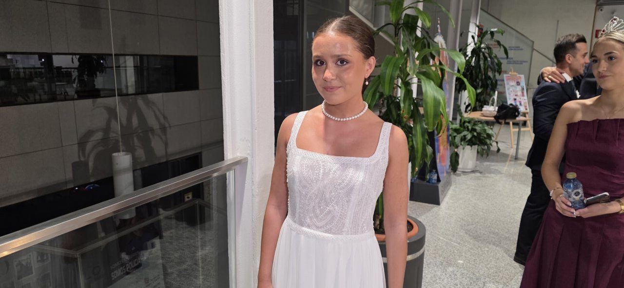 Joven dama de las fiestas de Guijuelo en un evento formal