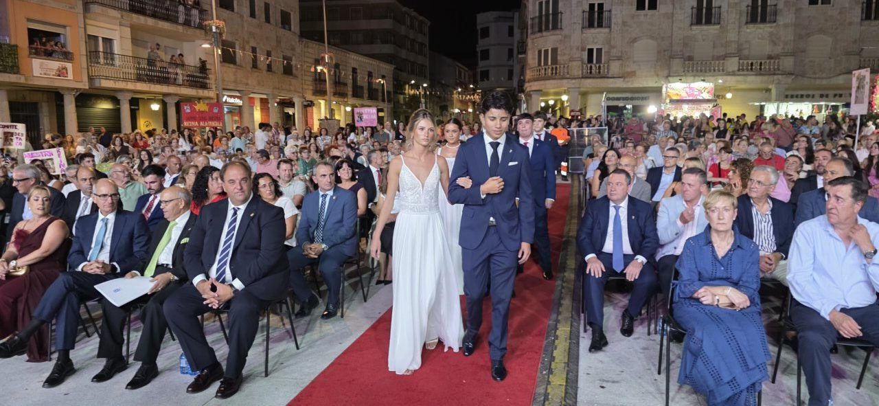 Presentación de las Damas de las Fiestas en Guijuelo con público asistente.
