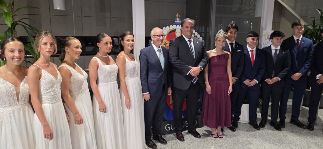 Presentación de las Damas de las Fiestas de Guijuelo con trajes elegantes