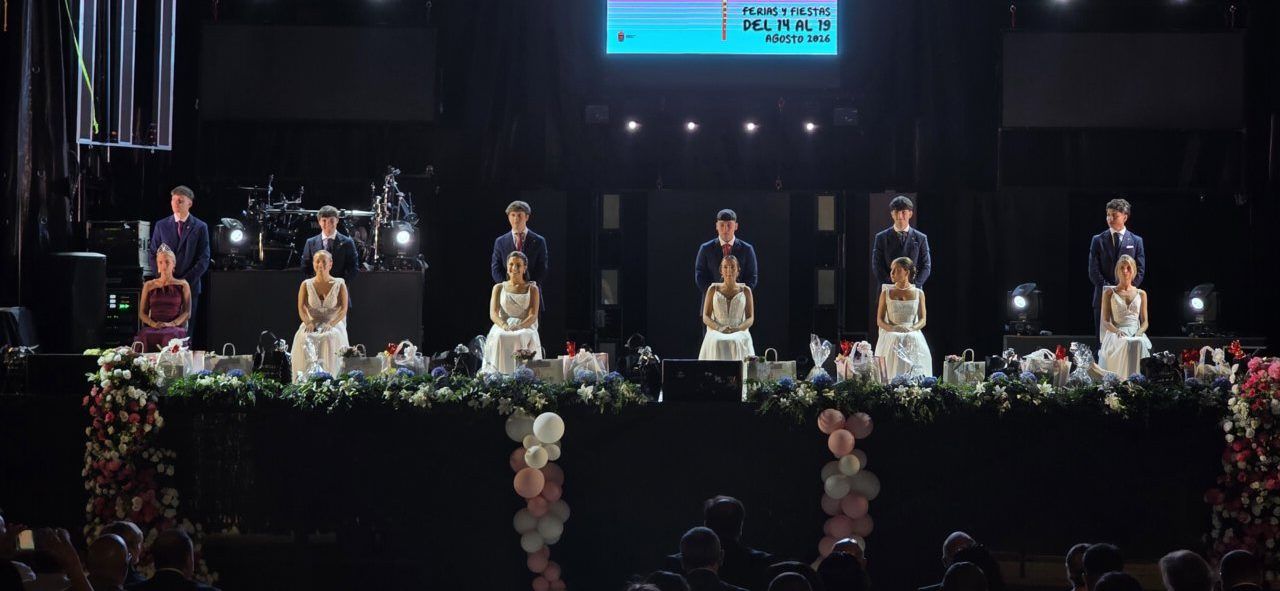 Presentación de las Damas de las Fiestas de Guijuelo en un evento festivo