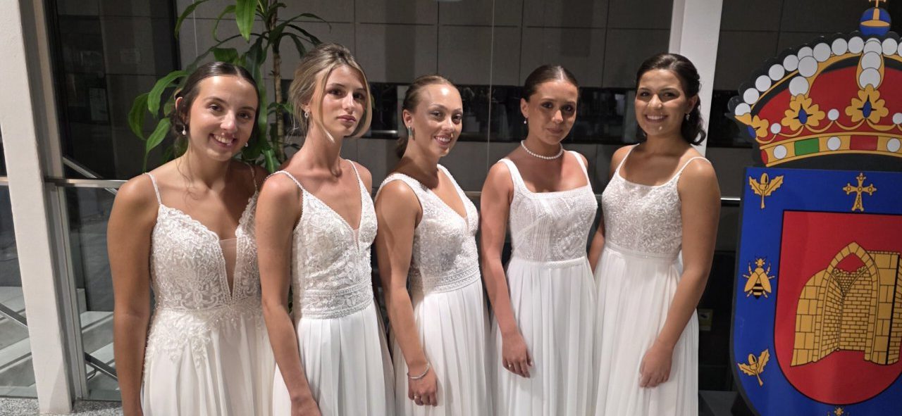 Damas de las fiestas de Guijuelo posando en una presentación