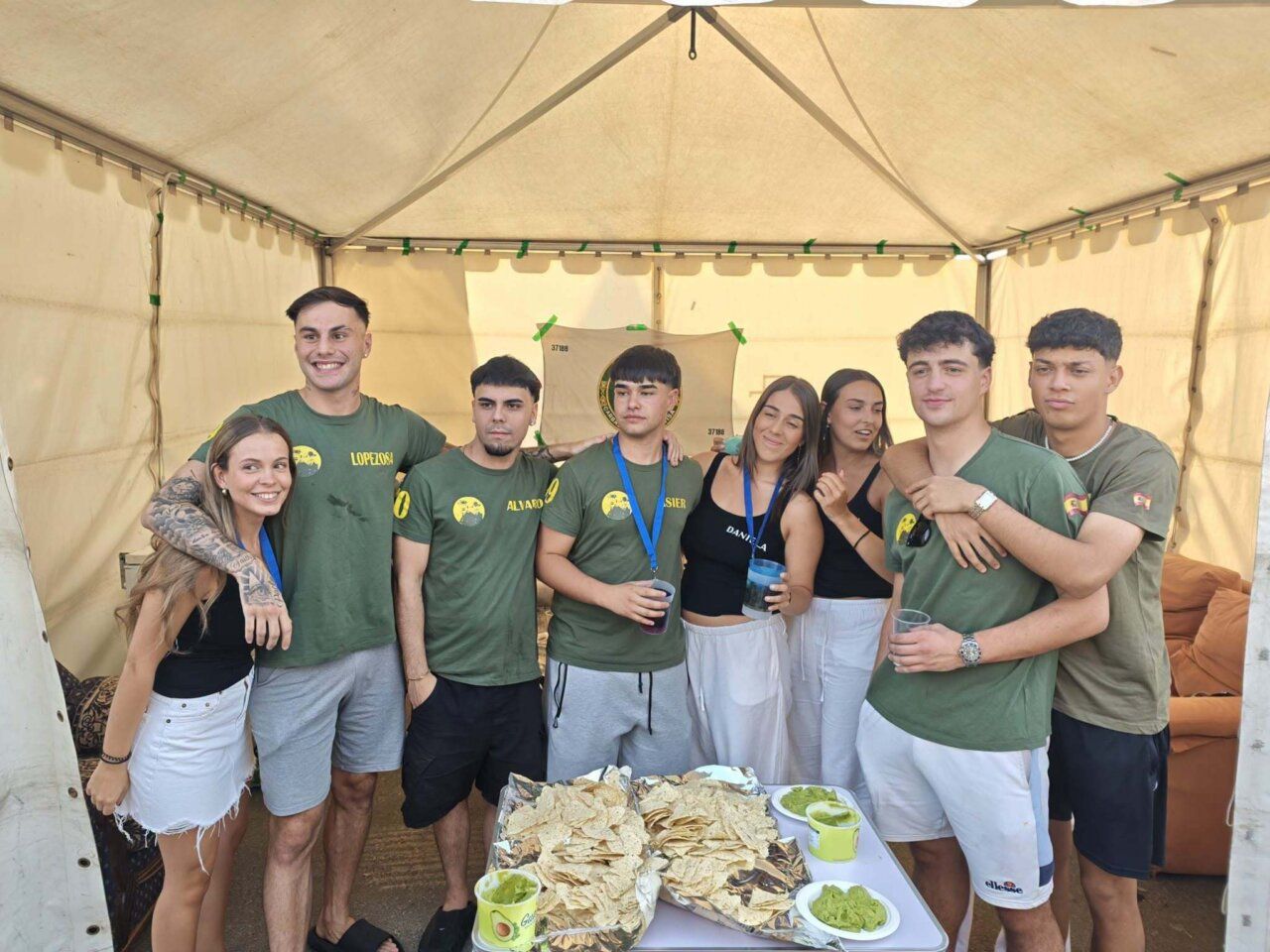 Grupo de jóvenes en el desfile de peñas de San Roque en Carbajosa