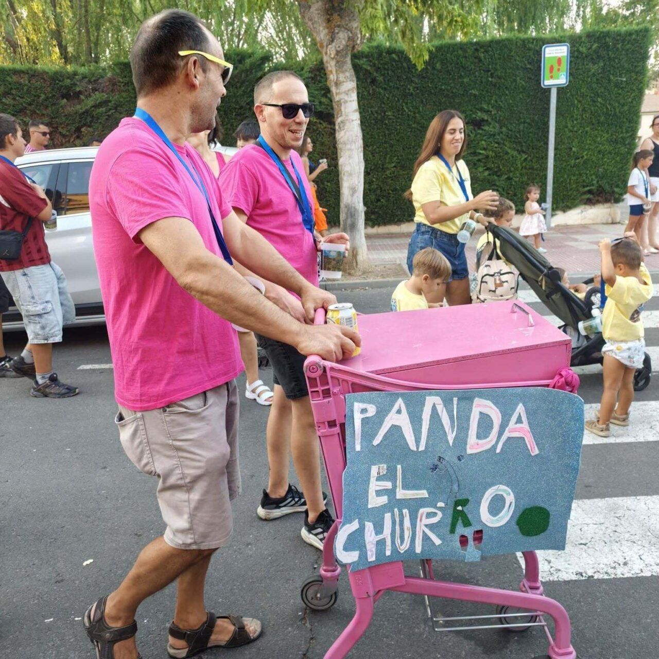 Participantes del desfile de peñas en Carbajosa de la Sagrada