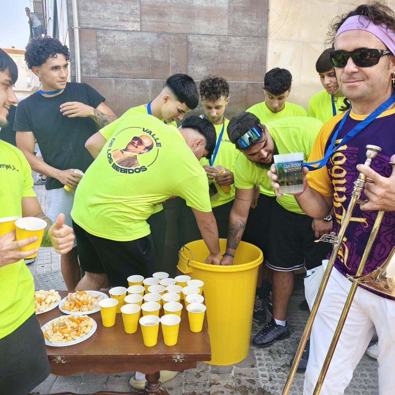 Grupo de jóvenes en camiseta amarilla durante el desfile de peñas en Carbajosa.