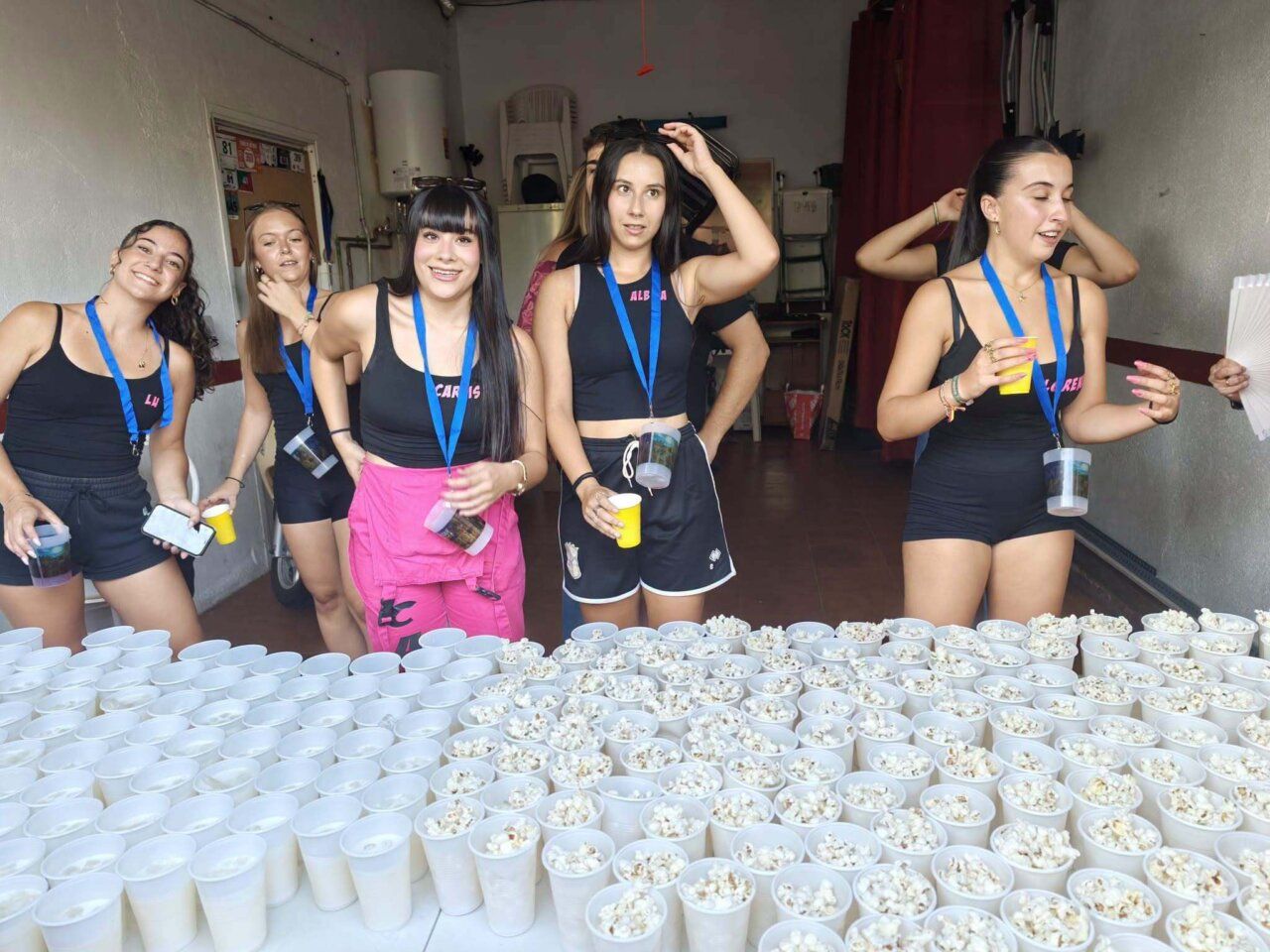 Grupo de chicas en un evento festivo con vasos y comida