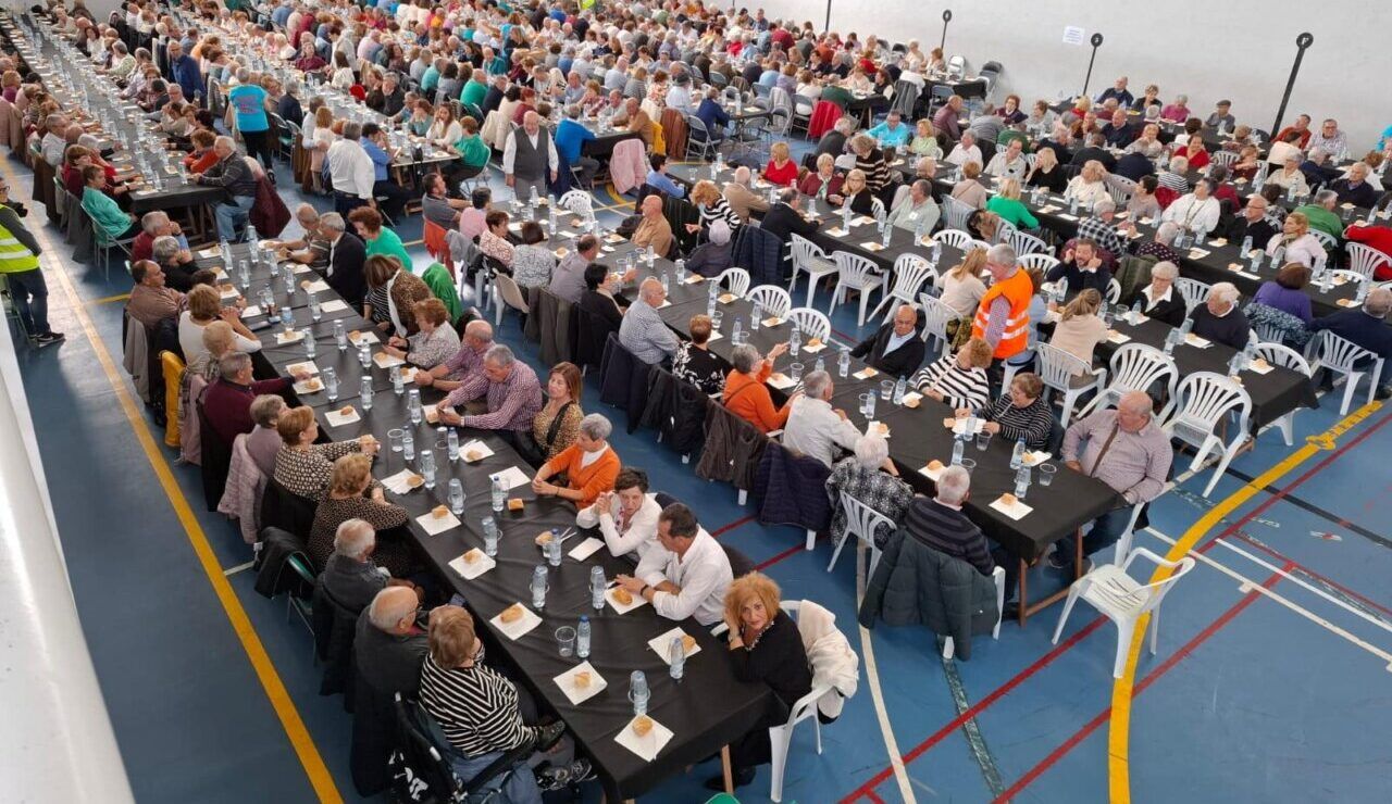 Gran evento del Día Provincial del Mayor con muchas personas en mesas