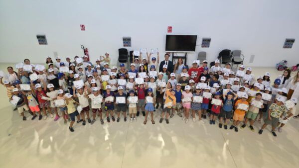 Grupo de niños sosteniendo diplomas en el Centro de Emprendimiento Tormes+