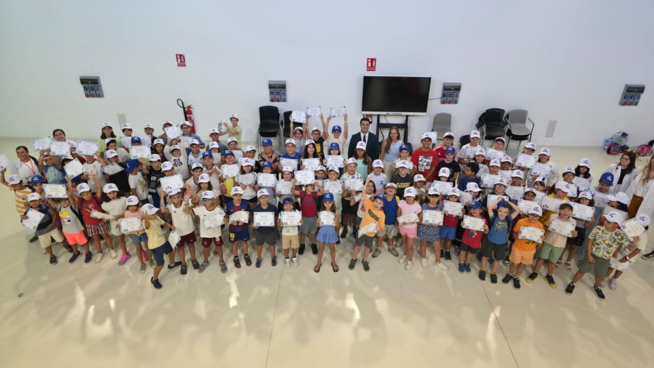 Grupo de niños sosteniendo diplomas en el Centro de Emprendimiento Tormes+