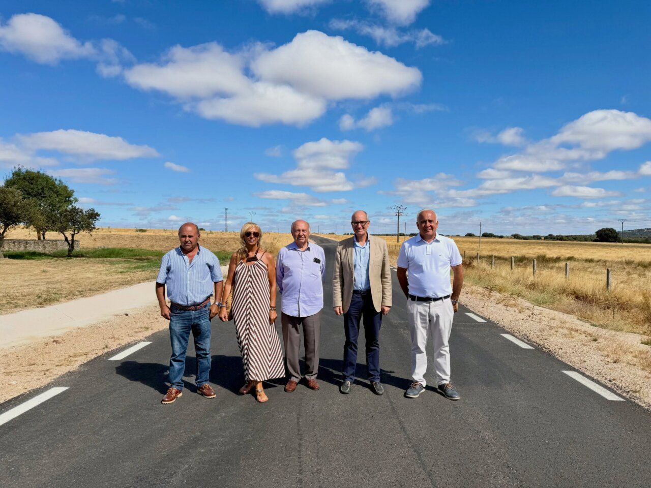 Grupo de personas en la carretera DSA-460 reformada en Salamanca