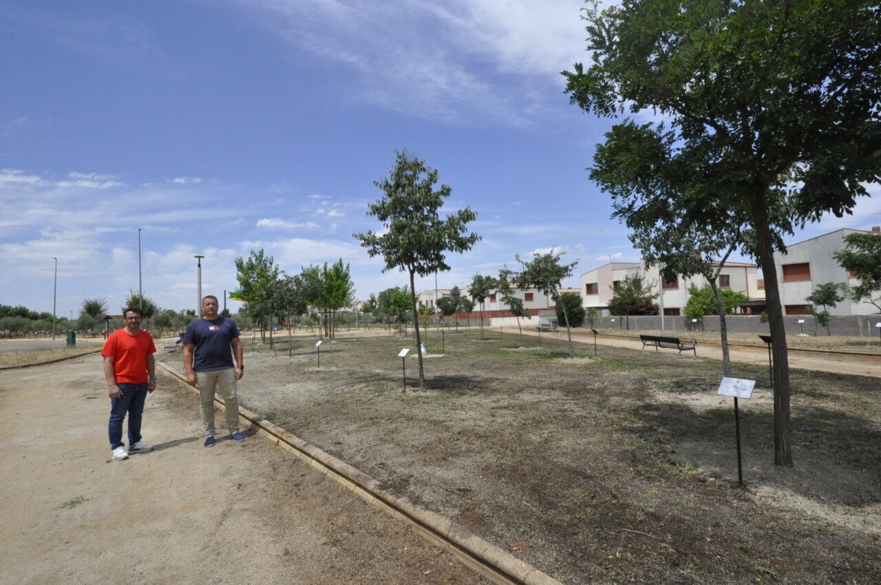 Dos hombres en un nuevo parque con árboles y caminos en Doñinos