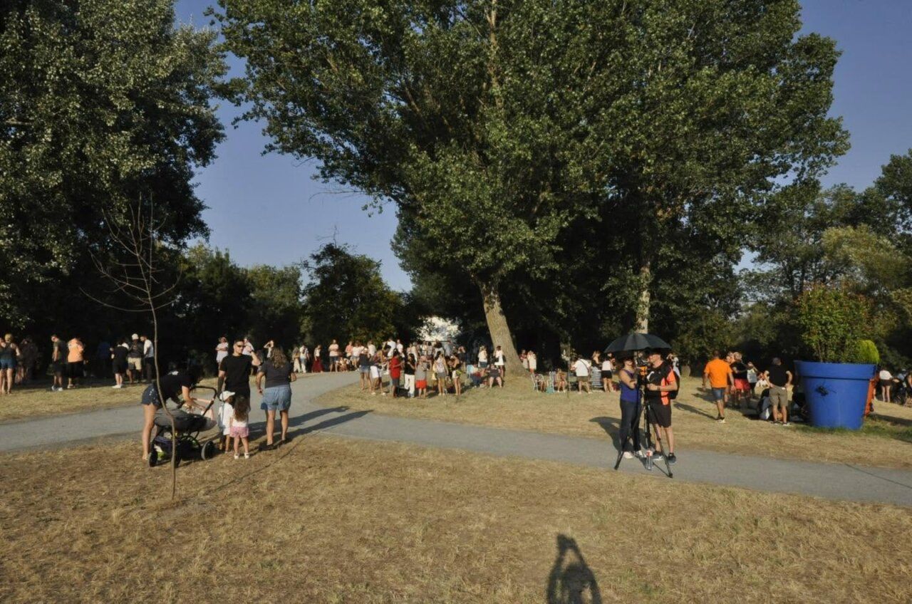 Multitud disfrutando del eclipse solar en Santa Marta de Tormes