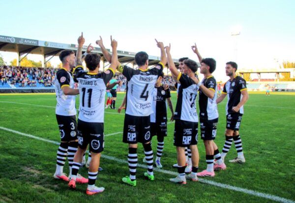 Jugadores de Unionistas celebrando un gol en el Estadio Reina Sofía