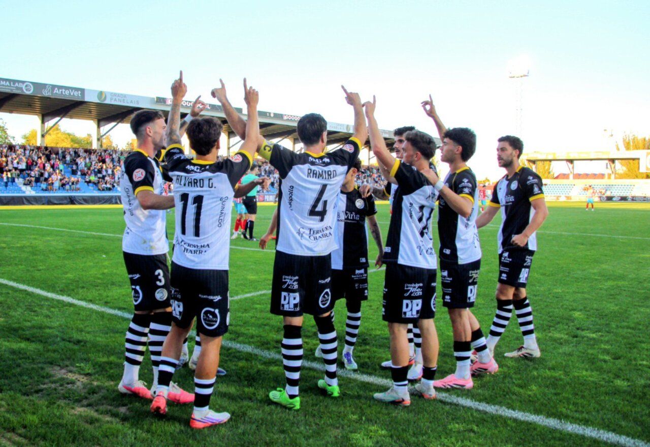 Jugadores de Unionistas celebrando un gol en el Estadio Reina Sofía