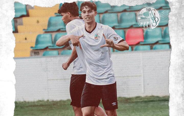 Jugadores celebrando el empate en el partido Salamanca UDS contra Palencia CF.