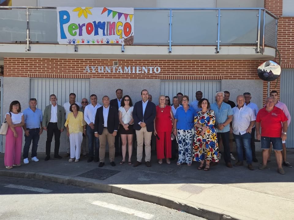 Grupo de personas reunidas en la celebración de Santo Domingo de Guzmán en Peromingo