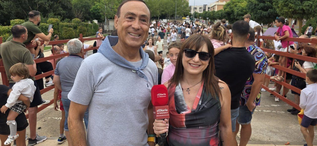 El alcalde de Carbajosa y periodista durante la entrevista sobre fiestas