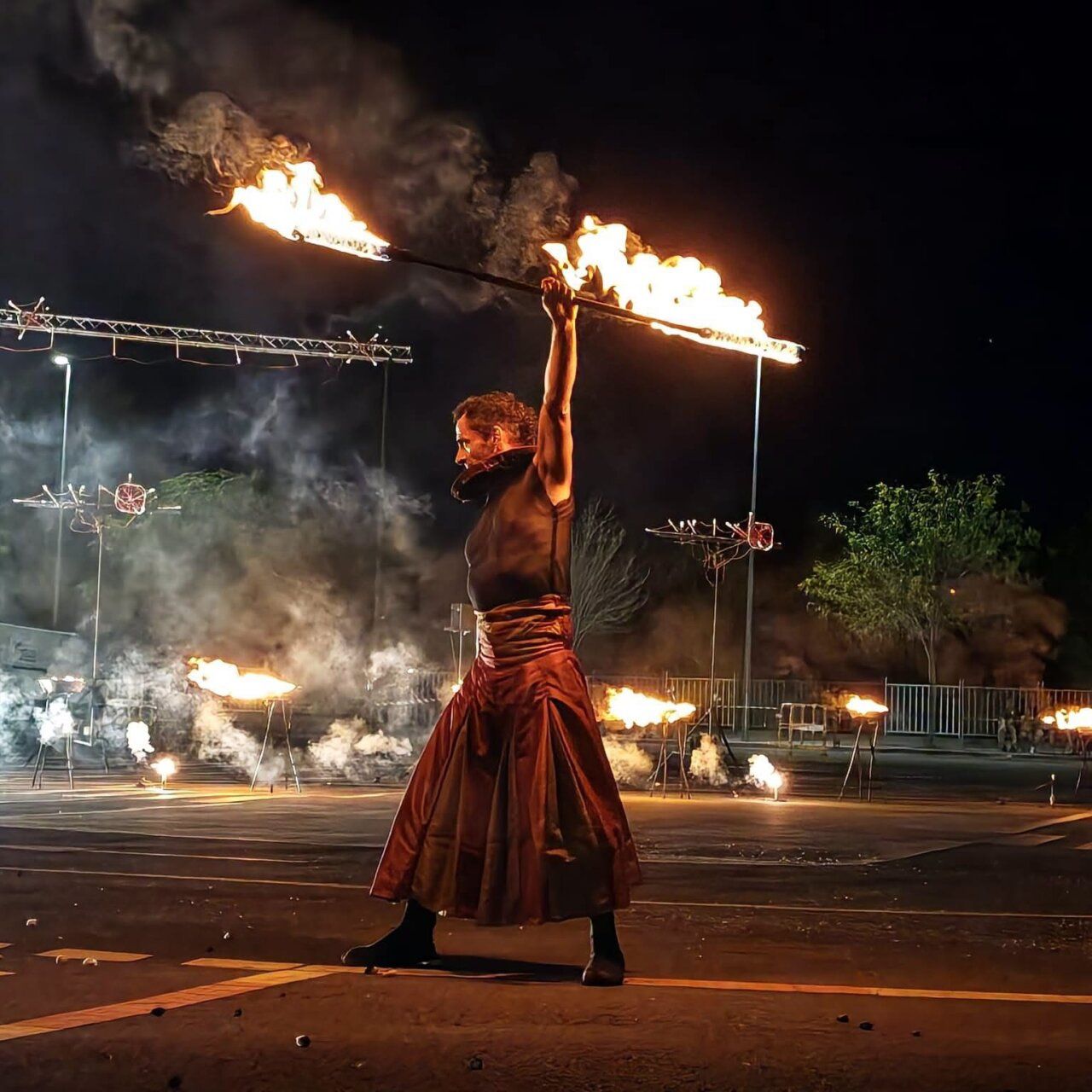 Artista de fuego actuando en la noche durante el evento Dancefoc.