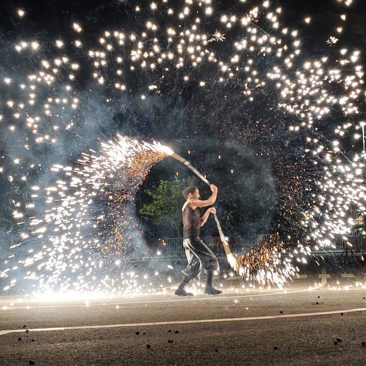 Artista realizando un espectáculo de fuego en Carbajosa de la Sagrada.