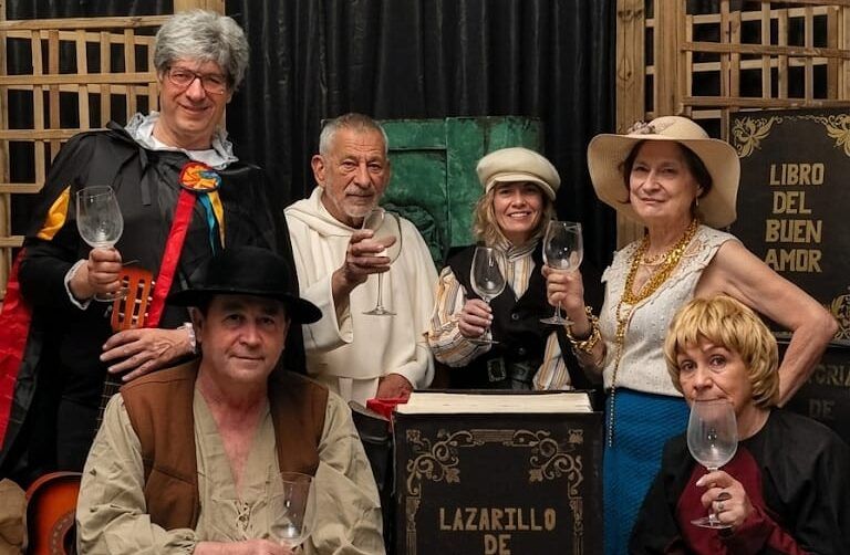 Grupo de personas celebrando en el estreno de una obra en Salamanca