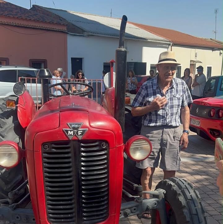 Tractor rojo antiguo en evento de vehículos en Cantaracillo