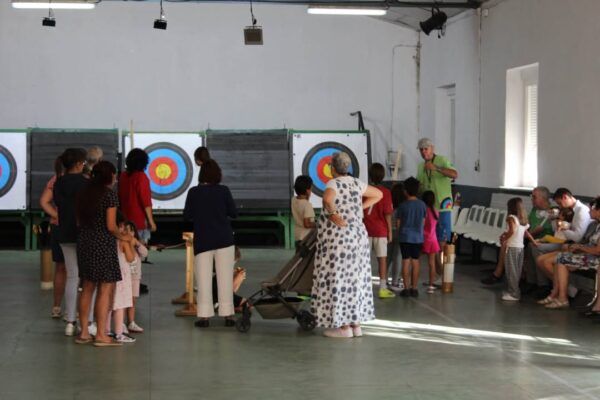Grupo de personas participando en una exhibición de tiro con arco