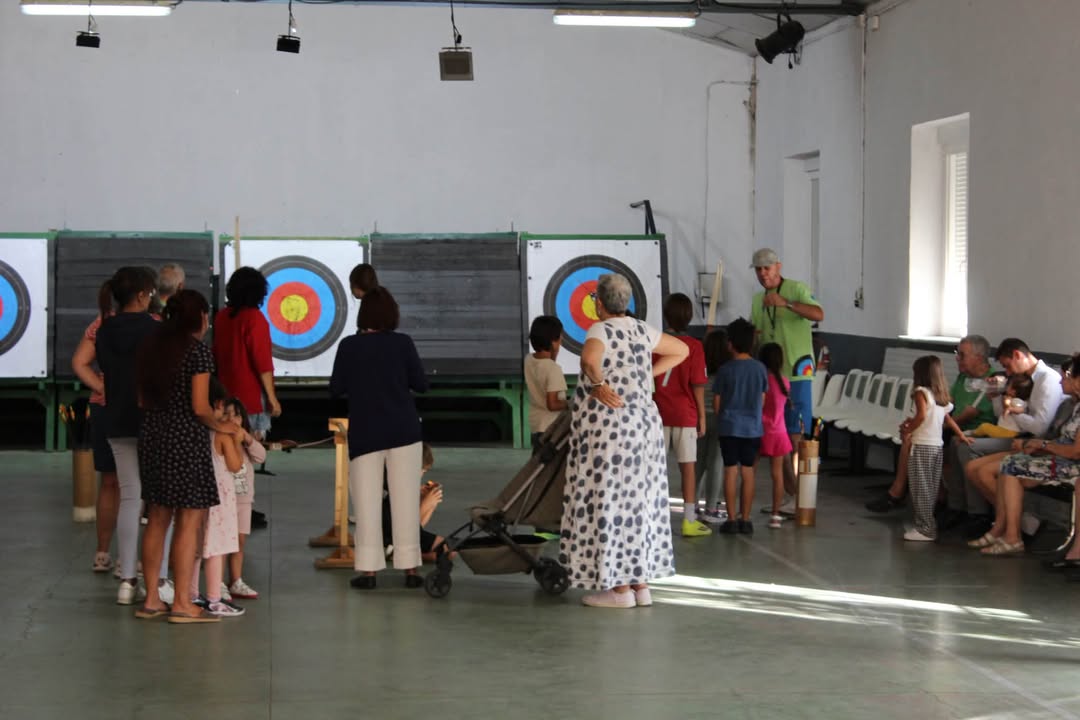 Grupo de personas participando en una exhibición de tiro con arco