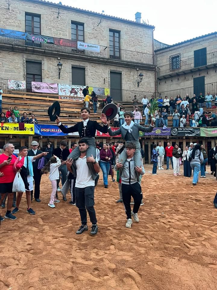 Alumnos de la Escuela de Tauromaquia celebrando su éxito en un evento taurino