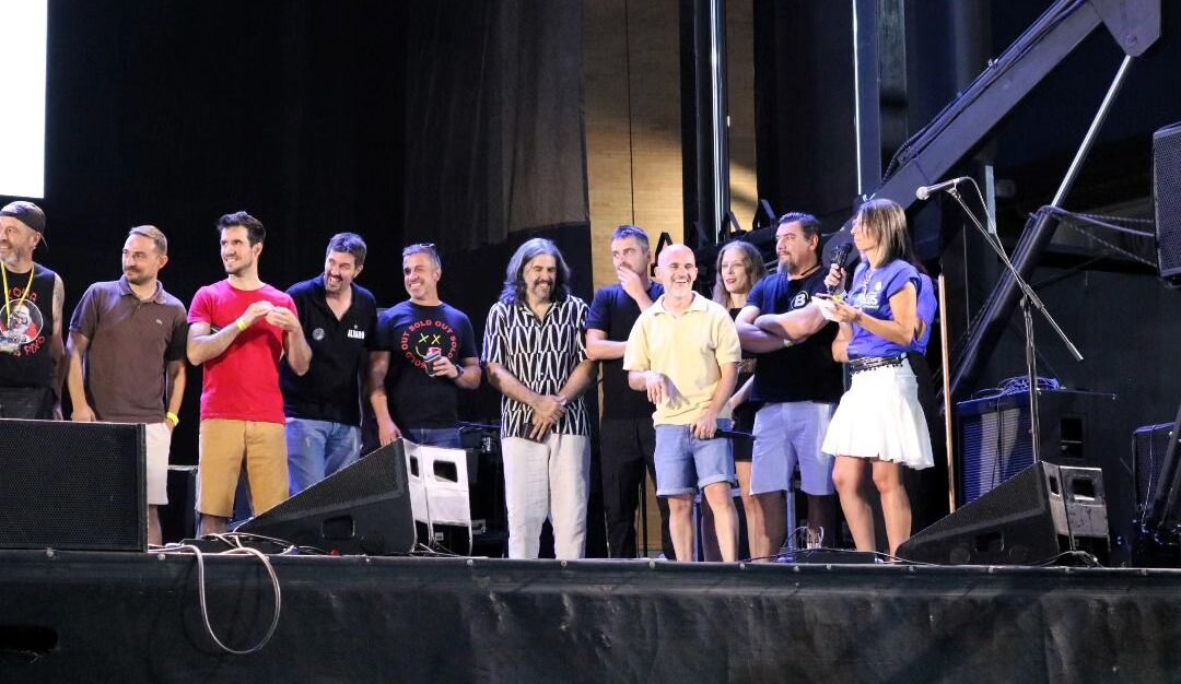 Grupo de comediantes en el escenario durante un espectáculo de comedia