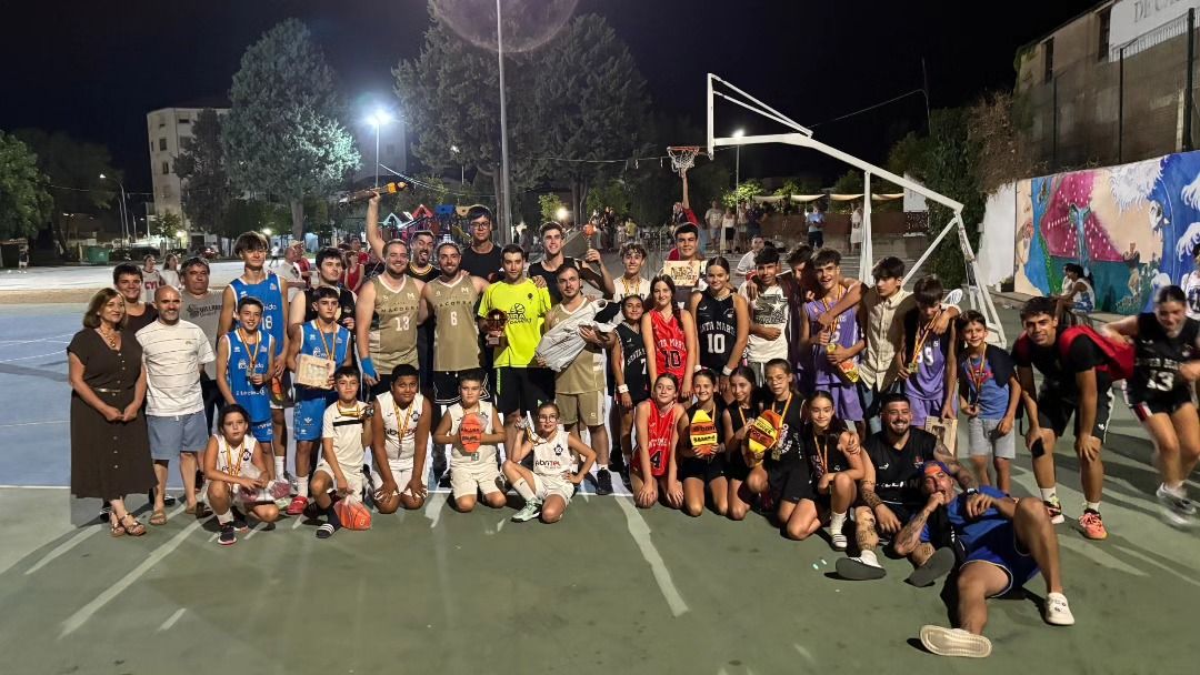 Grupo de participantes en el IV Torneo 3x3 en Peñaranda de Bracamonte