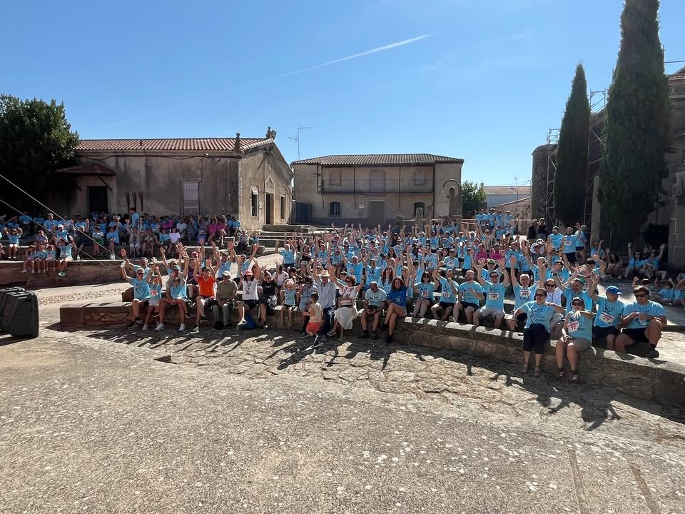 Participantes de la XIV Legua Castellana en Monleras con camisetas azules