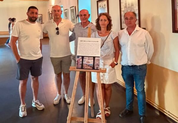 Grupo de personas en la exposición de Mateo Arias en Aldeaseca de la Frontera