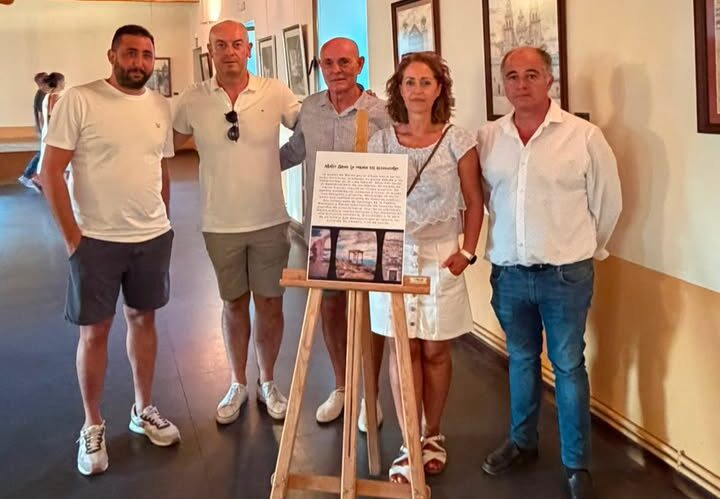 Grupo de personas en la exposición de Mateo Arias en Aldeaseca de la Frontera