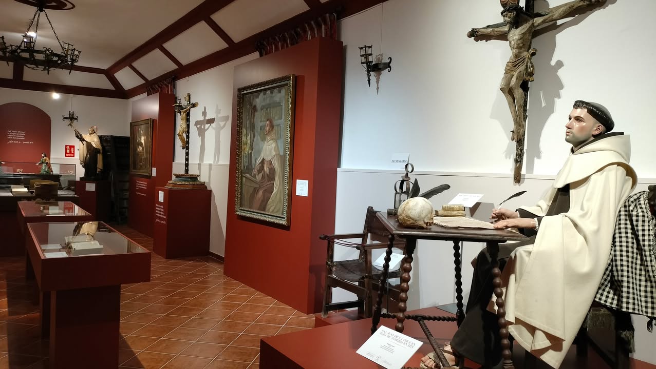 Interior de la exposición sobre San Juan de la Cruz en Alba de Tormes