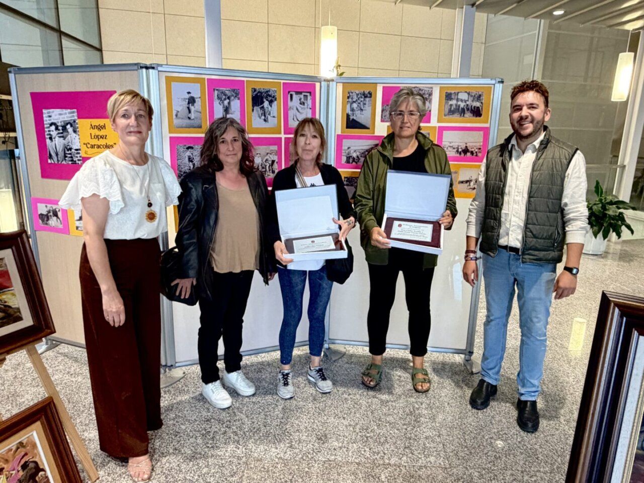 Inauguración de la exposición taurina dedicada a Ángel López con asistentes